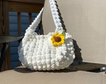 Crochet Trendy Bag, Crochet Bag Ideas Inspiration, Trendy Crochet Shoulder Bag, Crochet Popcorn Bag, Trendy Crochet Bag, Christmas Favors Diy, Crochet Popcorn, Shoulder Bag Crochet, Purse Patterns Free