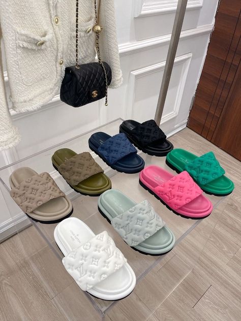 Luxury Bags Louis Vuitton, Aesthetic Louis Vuitton, Summer Sliders, Louis Vuitton Aesthetic, Balenciaga Aesthetic, Clothes Preppy, Telfar Bags, Louis Vuitton Pattern, Fits Summer