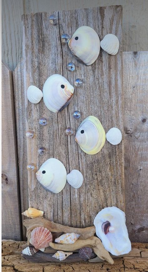 Driftwood Fish Wall Decor, Seashell Memory Craft, Crafts With Sea Shells Ideas, Nautical Garden Ideas, Deco Theme Marin, Designs On Wood, Seashell Wall Decor, Seashell Art Diy, Beach Wall Hanging