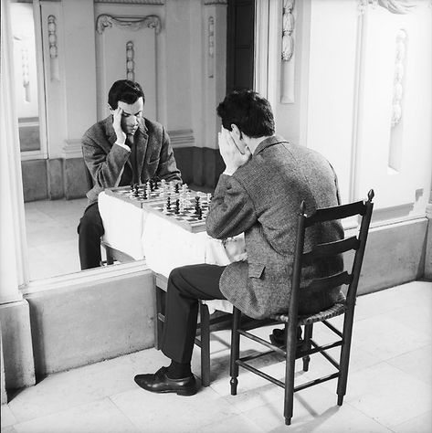 Sequence Photography, Headless Man, Vogue Photography, Mirror Photography, Playing Chess, Robert Doisneau, Light Film, Night Pictures, Anime Crafts