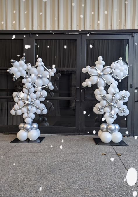 Snowflake Balloon Column, Winter Dance Photo Backdrop, Winter Wonderland Party Ideas For Adults, Winter Balloon Centerpieces, Snow Ball Party Theme, Balloon Winter Wonderland, Winter Balloon Backdrop, White Christmas Balloon Decor, Winter Balloon Decor