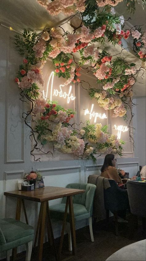 Floral Restaurant Design, Floral Bakery Interior, Coffee Shop With Flowers, Flower Cafe Interior, Instagrammable Walls Interior, Flower Coffee Shop, Floral Restaurant, Floral Cafe, Flower Room Decor