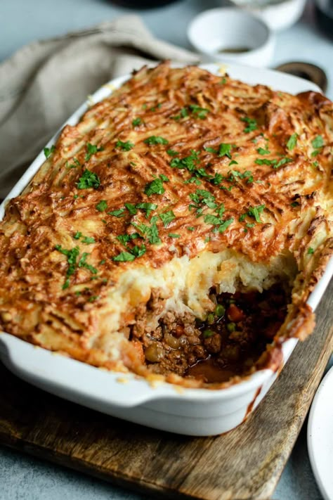 Creamy Cheesy Potatoes, Cottage Pie Recipe, Hp Sauce, Ground Venison, Beef Bacon, Shepherds Pie Recipe, Potato Toppings, Venison Recipes, Fall Dishes