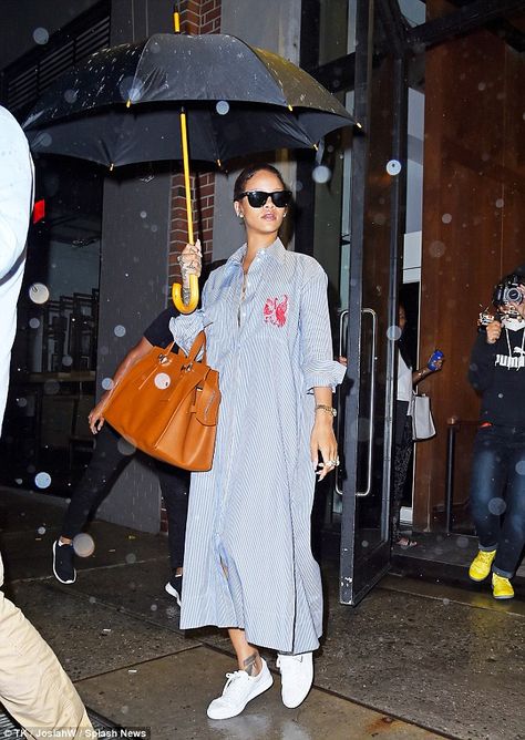 Not weather-ready: She failed to combat the intermittent showers in the best way, but at l... Unbuttoned Shirt, Rihanna Show, Rihanna Street Style, Inspiration Dress, Rihanna Looks, Sneaker Outfits, Shirt Dress Outfit, Shirt Dress Summer, Iranian Women Fashion