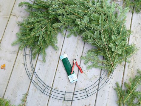 How to make a natural spruce wreath Fresh Wreath, Metal Wreath Frame, Feather Wreath, Wreath Project, Christmas Planters, Natural Wreath, Evergreen Wreath, Christmas Wreaths To Make, Wire Wreath