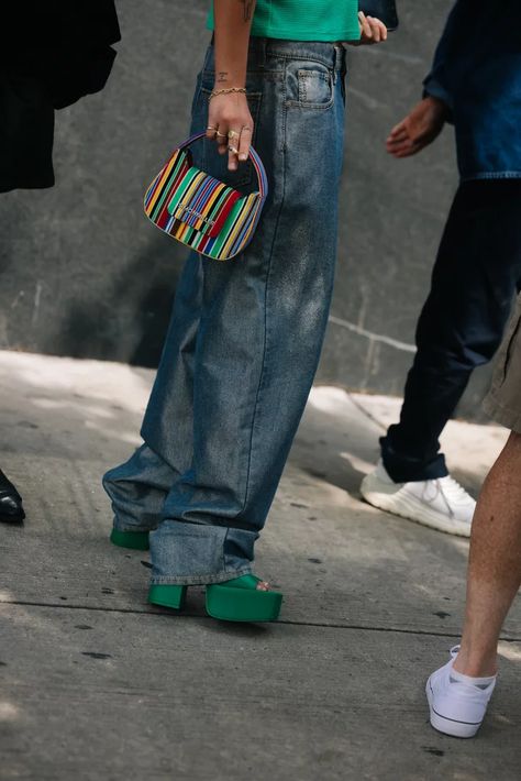 Street Style Inspiration Casual, Nyc Fall Outfits Street Style, Buggy Jeans, New York Outfits Summer Street Fashion, New York Fashion Week 2023, Nyc Fall Outfits, Denim Street Style, New York Summer, New York Outfits