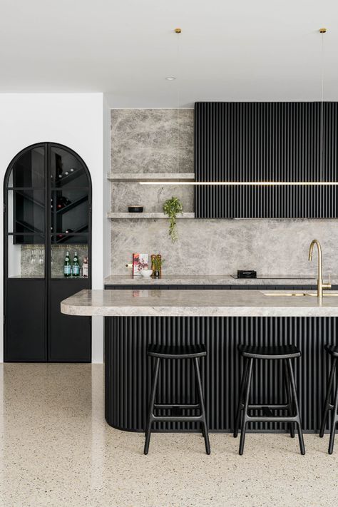 Kitchen Tour: Black Cabinetry and Pale Marble Create a Luxe Look | Houzz UK Grey Marble Countertops, Curved Kitchen Island, Curved Kitchen, Cabinets Makeover, Black Kitchen Island, Grey Countertops, Marble Kitchen, Products Ideas, Contemporary Kitchen Design