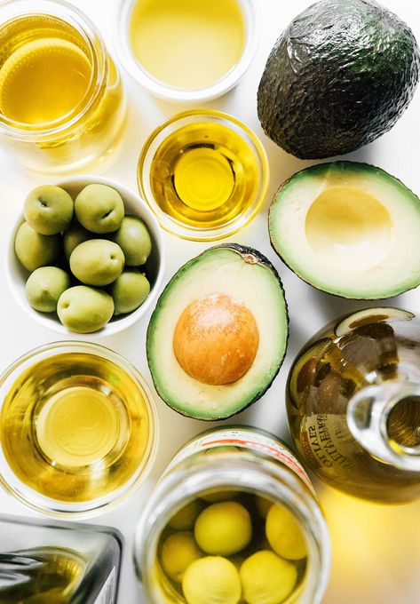 When it comes to picking the right oil for using in recipes, it can be tricky to know which is best. So we're breaking it all down and putting them to the test: avocado oil vs olive oil! Avocado Oil Vs Olive Oil, Avocado Oil Skin, Blueberry Vinaigrette, Types Of Olives, Cold Pressed Oil, Fresh Avocado, Cooking Oils, Infused Olive Oil, Healthy Oils