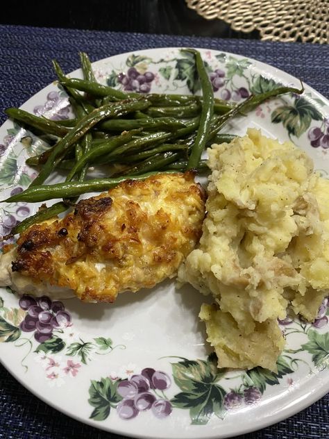 Who's Hungry? I love this delicious homemade crispy cheesy onion coated chicken breast, smashed potatoes, and green beans. Enjoy.  #hungry #dinner #dinnerideas #dinnertime #dinnertonight #foodlover #foodie #foodpics #homemade #chickenbreast #smashedpotatoes Chicken And Smashed Potatoes, Potatoes And Green Beans, Smashed Potatoes, Dinner Tonight, Dinner Time, Food Pictures, Chicken Breast, Green Beans, Food Lover