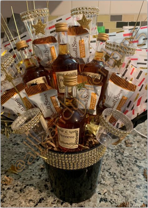 Diy Liqour Bouqet, Liquor Bottle Gift Box Ideas, Hennessy Gift Basket Ideas, Alcohol Bouquet For Men, Mini Alcohol Bouquet, Mini Liquor Bottle Bouquet, Alcohol Crafts, Mary Core, Boo Ideas