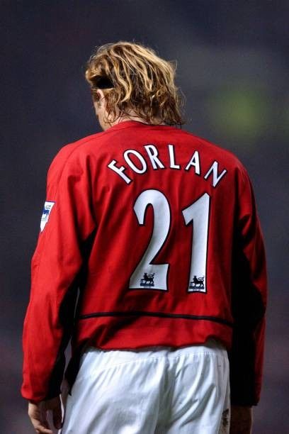 Diego Forlan, Black Phone Background, Football Players Photos, Manchester United Wallpaper, Manchester United Legends, Football Players Images, Football Illustration, 4k Wallpaper For Mobile, Football Icon