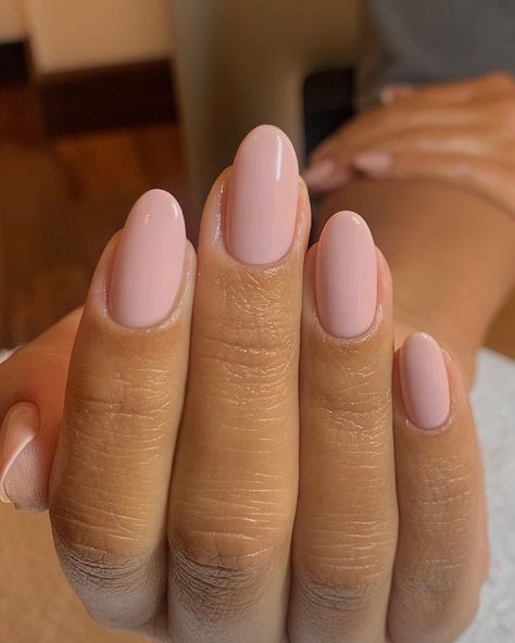 30+ Oval Nail Designs To Bring Your Manicure To The Next Level Rounded Acrylic Nails, Oval Nails Designs, Bridesmaids Nails, Kutek Disney, Unghie Sfumate, Manikur Kuku, Round Nails, Nagel Inspo, Pink Nail