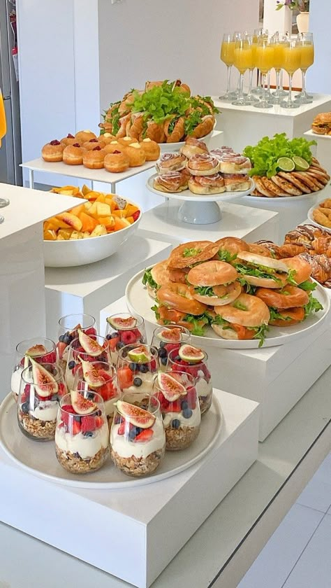 Brunch Catering, Catering Platters, Food Display Stands, Elegant Instagram, Catering Food Displays, Food Set Up, Intimate Engagement, Buffet Style, Decorações Com Comidas