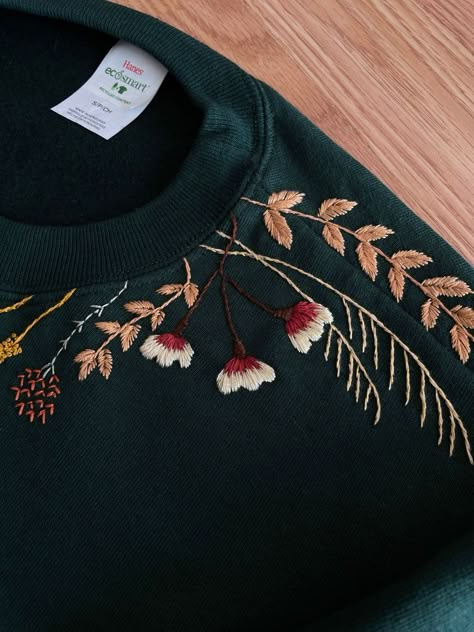 Hand Embroidered Floral Green Crewneck Sweatshirt Autumn - Etsy Vietnam Embroidered Sweatshirt Diy, Embroidery Crewneck, Clothes Embroidery Diy, Embroidery Shirt, Green Crewneck, Embroidery Tshirt, Diy Sweatshirt, Embroidery Sweater, Fall Flower