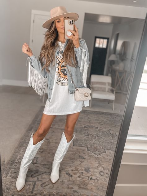 Nashville Outfits Overalls, Pbr Finals Outfit, Nashville Mens Style, Sophisticated Country Outfits, Western Outfits Women Bachelorette, Shania Twain Concert Outfit Fall, Bachelorette In Nashville Outfits, Country Boho Aesthetic, Oversized Western Shirt Outfit