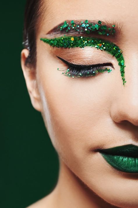 Green Make Up, Saint Patricks Day Makeup, Belle Makeup, Colorful Lips, Lips Photo, Dance Makeup, Look Festival, Cool Makeup Looks, Green Makeup