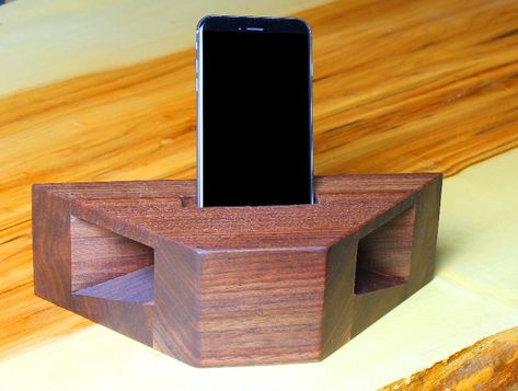 If you like to play music on your cell phone you’ll find lots to love about this wooden phone amplifier. It provides an attractive platform to cradle your phone while playing music, and it boosts the sounds level by 8-10 dB (decibels) while also distributing the sound around the room using a megaphone style sound enhancement. Smartphone Speaker, Phone Amplifier, Wood Speakers, Iphone Speaker, Passive Speaker, Wood Working Projects, Easy Wood Projects, Easy Wood, Learn Woodworking