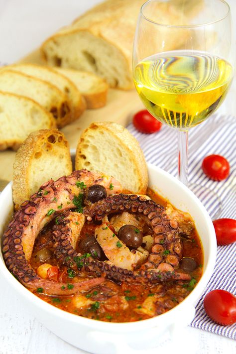 The Italian cuisine is famous thanks to several cooks whose name has been lost over the centuries; the author of the recipe of Luciana octopus stew (in... Soups Italian, Italian Octopus, Octopus Stew, Roasted Octopus, Octopus Recipe, Octopus Recipes, Grilled Octopus, Calamari, Italian Dishes