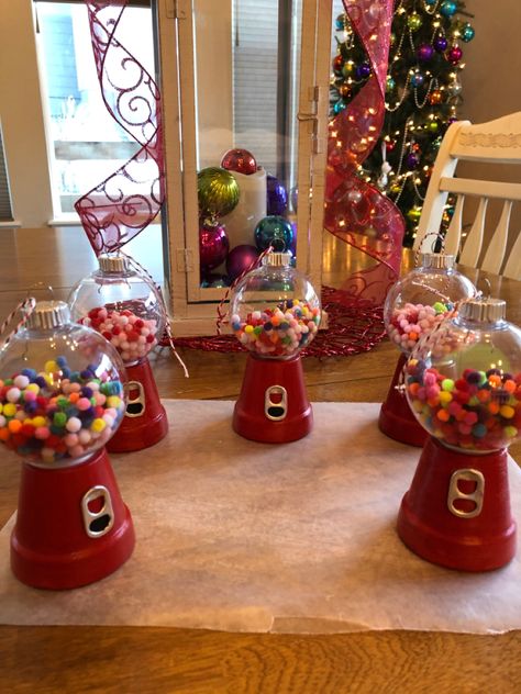 Gum Machine, Bubble Gum Machine, Bubble Gum, Christmas Party, Decorative Jars, Gum, Bubbles, Table Decorations, Christmas Ornaments