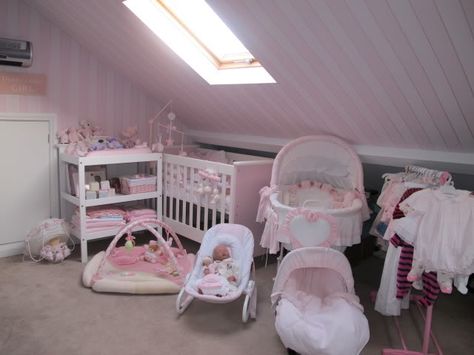 Reborn Doll Nursery Room Ideas, Baby Doll Nursery Playroom, Reborn Nursery Ideas, Arias Bedroom, Reborn Baby Dolls Accessories, Fake Baby Dolls, Baby Doll Play, Portable Baby Cribs, Miniature Nursery