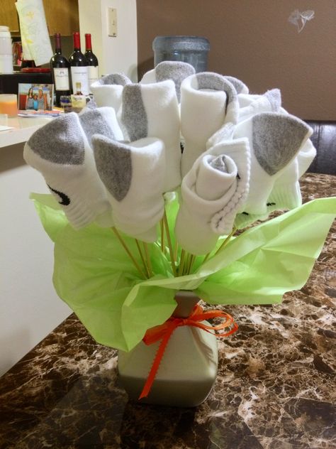 Sock bouquet for my love. Men aren't too receptives to flowers so why not make it useful?! Socks Bouquet For Men, Gifting Flowers, Sock Bouquet, Baskets Ideas, Family Projects, Christmas Basket, Gifts For Hubby, Packing Ideas, For My Love