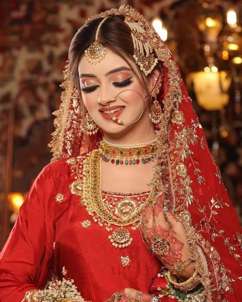 Pakistani Makeup Looks, Bridal Makeup Pictures, Awkward Wedding Photos, Best Couple Pics For Dp, Bridal Makeup Images, Couple Pics For Dp, Bridal Makeup Natural, Bollywood Hairstyles, Stylish Dpz