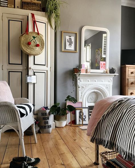 Victorian Goth House, Victorian Room Aesthetic, Victorian Bedroom Fireplace, Pink Black Bedrooms, Dusky Pink Bedroom, House Master Bed, London Bedroom, Goth House, Black Bedroom Decor