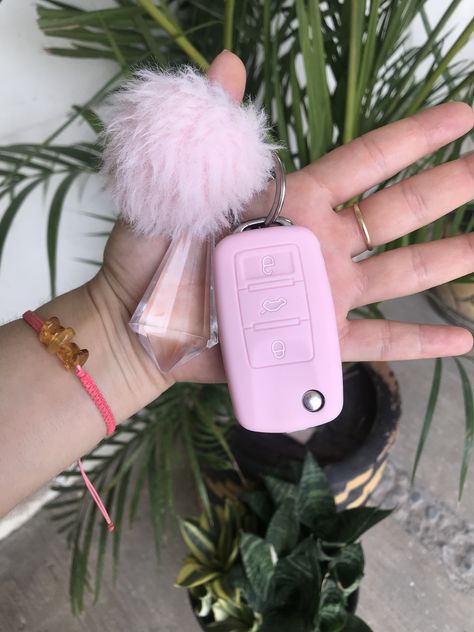 Pink Car Keys Aesthetic, Pink Car Keys, Car Keychain Ideas, Car Interior Diy, Civic Car, Barbie Car, Girly Car Accessories, Jeep Wrangler Accessories, Car Deco