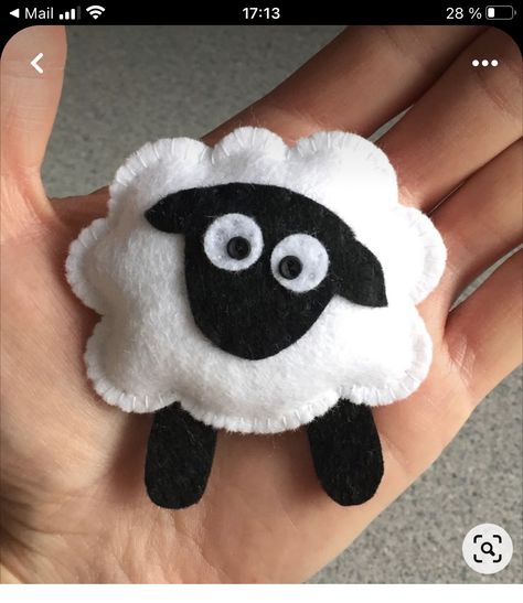 Sheep Felt Ornament, Felt Brooch Ideas, Felt Sheet Crafts, Felt Broches, Cute Felt Crafts, Craft Sheep, Mini Felt Animals, Diy Sheep, Sheep Felt