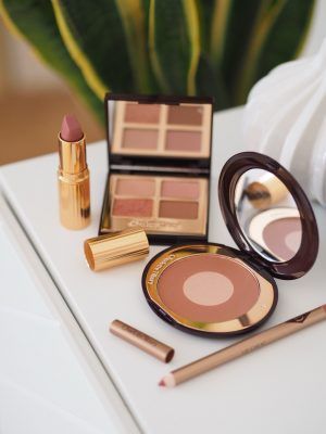 Charlotte Tilbury Pillow Talk Collection – Palette & Blusher How To Apply Blusher, Homemade Blush, Koleksi Makeup, Makeup Jobs, Charlotte Tilbury Pillow Talk, Sparse Eyebrows, Permanent Lipstick, Makeup Lifestyle, Concealer Palette