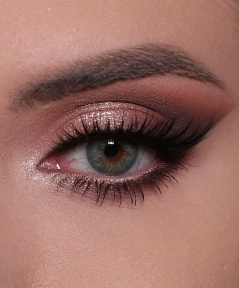 Makeup Ideas Round Eyes, Makeup Ideas For Prom Green Dress, Silver And Brown Eye Makeup, Prom Eye Makeup For Blue Dress, Natural Prom Makeup For Blue Eyes, Blue Green Eyes Makeup, Shiny Makeup Look, Nude Eye Makeup, Black Smokey Eye Makeup