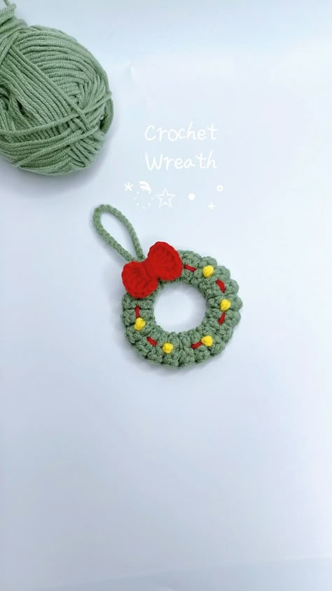 Instagram Christmas Wreath Crochet, Crochet Key Cover, Wreath Crochet, Crochet Candle, 2023 Crochet, Crochet Christmas Trees Pattern, Crochet Christmas Wreath, Wreath Ornaments, Crochet Christmas Ornaments Free