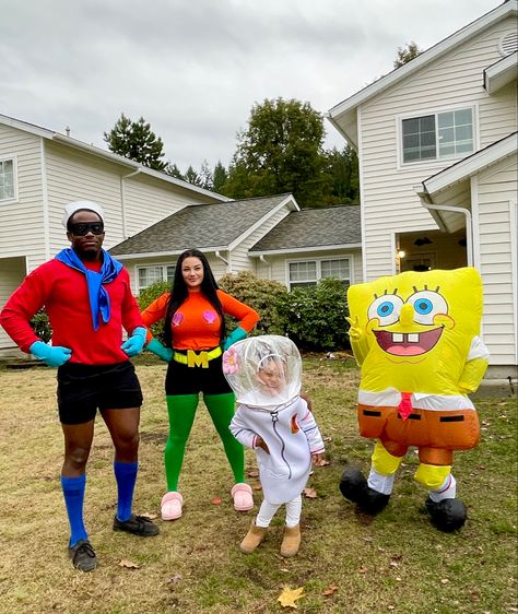 Family costume
Group costume
SpongeBob costume 
Pop culture costume
Nickelodeon costume
Funny family costume Family Spongebob Costumes, Spongebob Family Costume, Spongebob Trunk Or Treat Ideas, Doodlebob Costume, Ideas Disfraz, Spongebob Halloween, Spongebob Costume, Family Halloween Costume, Spongebob Party