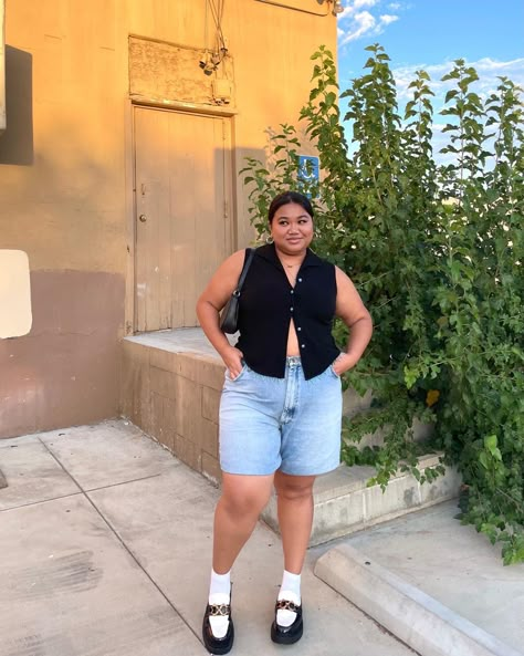 Fashion Outfits Midsize Summer, Midsized Girls Outfits Summer, Plus Size Jorts Outfit Idea, Whimsical Summer Outfit, Plus Size Summer Outfits Aesthetic, Androgynous Fashion Summer, Dad Shorts Outfits, Athletic Outfits Summer, Curvy Outfits Summer