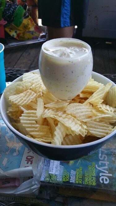 Cute way of displaying chips and dip.  Use a wine glass. Divorce Food Party Ideas, Chips And Dip Display Serving Ideas, Bridal Shower Chips And Dip, Chips Party Display, Party Chips Display, Chip Bar Party, Chips And Dip Party Display, Chip Display For Party, Chips At A Party