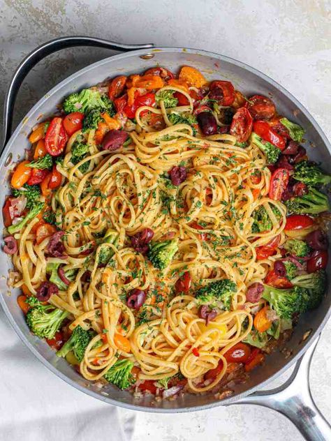 Spicy Tomato Broccoli Pasta Tomato Broccoli, Calabrian Chili, Broccoli Pasta, Yummy Pasta Recipes, Vegan Eats, Tomato Pasta, Sliced Tomato, Broccoli Recipes, Tomato Recipes