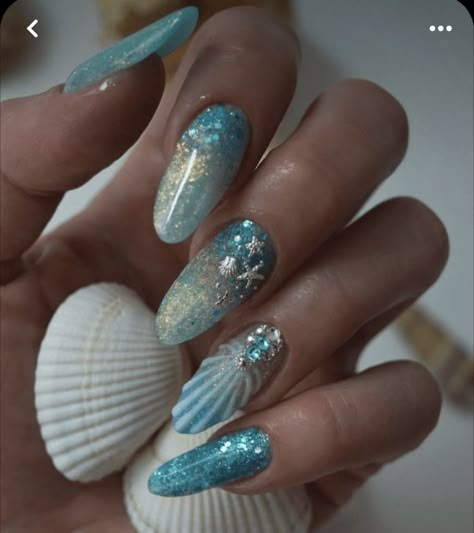 Summer Nail Art Acrylic, Nails With Sea Design, Summer Vibes Nail Art, Mermaid Nails Almond Shape, Summer Glitter Nail Ideas, Coffin Mermaid Nails, Sea Acrylic Nails, Glitter Short Nail Designs, Almond Ocean Nails