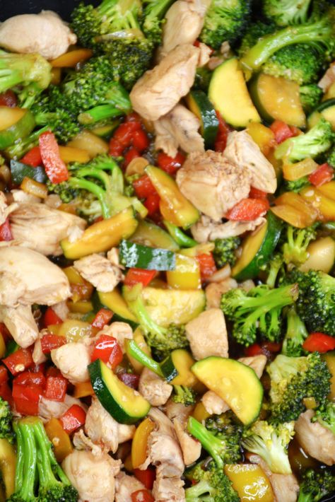 Zucchini Dishes, Garlic Chicken Stir Fry, Low Calorie Chicken, Stir Fry Ingredients, Chicken Casseroles, White Chili Chicken Recipe, Meals Ideas, Chicken Zucchini, Skillet Dinners