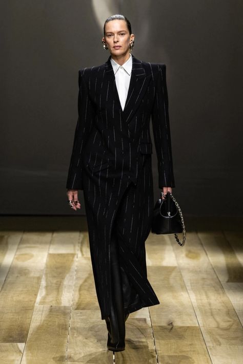 Alexander McQueen RTW Fall 2023 [PHOTOS] – WWD Alexander Mcqueen 2023, Mcqueen 2023, Runway Clothing, Fall 2023 Ready To Wear, Sarah Burton, Mcqueen Fashion, 2023 Ready To Wear, Tailored Coat, Runway Collection