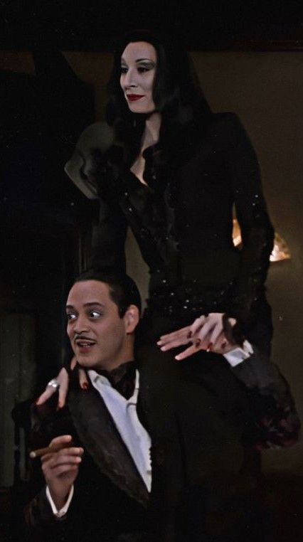 Gomez Addams Costume, Addams Family Morticia, Raul Julia, Morticia And Gomez Addams, Gomez And Morticia, Gomez Addams, Morticia Addams, Adams Family, Movie Couples