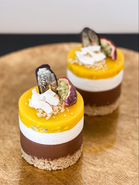 Passionfruit Cake, Fruit And Chocolate, Mango Chocolate, Mango Passionfruit, Passionfruit Recipes, Mango Fruit, Gourmet Desserts, Summer Cakes, Salted Chocolate