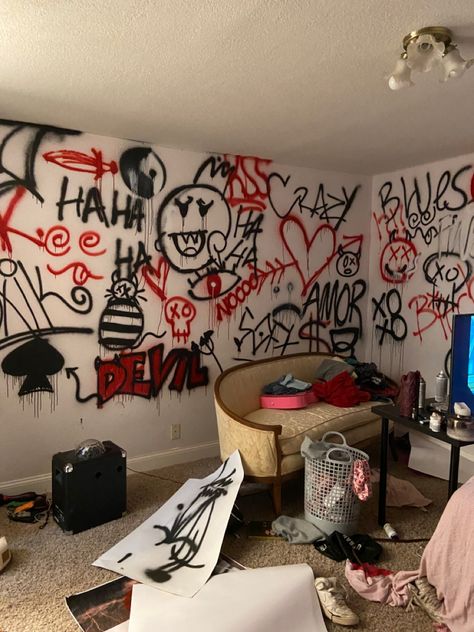 Grafiti Bedrooms Aesthetic, Spray Paint Bedroom Wall Grunge, Room Inspo Graffiti, Grafiti Walls Bedrooms, Grafitti Bedroom Ideas, Grafitti Wall Room, Bedroom Wall Graffiti Ideas, Graffiti Room Ideas Bedrooms Street Art, Spray Paint Room Aesthetic