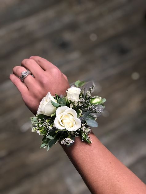 Blue And White Flower Corsage, Corsage Wedding White And Green, Womens Corsage Wedding, White And Greenery Corsage, Eucalyptus Wedding Corsage, Trendy Corsage Ideas, Blue And White Wrist Corsage Wedding, White Rose And Eucalyptus Corsage, Eucalyptus Corsage Mothers