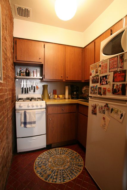 Small apartment kitchen Small Apartment Kitchen, Cosy Kitchen, Build A Home, Small Kitchen Organization, Kitchen Backsplash Designs, Apartment Life, Tiny Apartment, In Sync, Apartment Kitchen