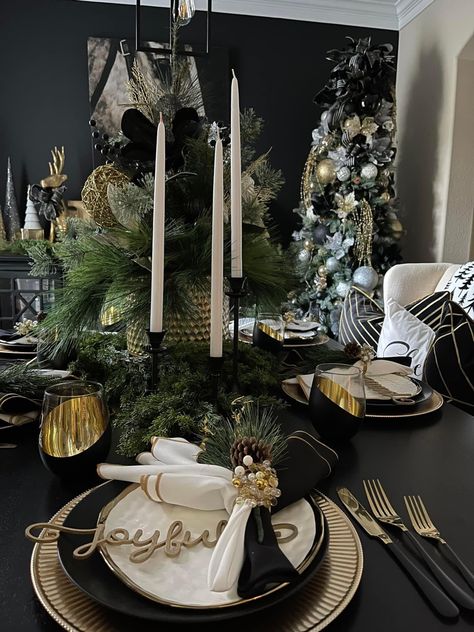 Black White Christmas Table Decor, Black Christmas Tablescape, Black Christmas Dining Table Decor, Black And Gold Christmas Theme, Black And Gold Christmas Party Decor, Gold And Black Christmas Table, Black And Gold Christmas Centerpieces, Black Christmas Centerpiece, Green And Black Christmas Table Setting