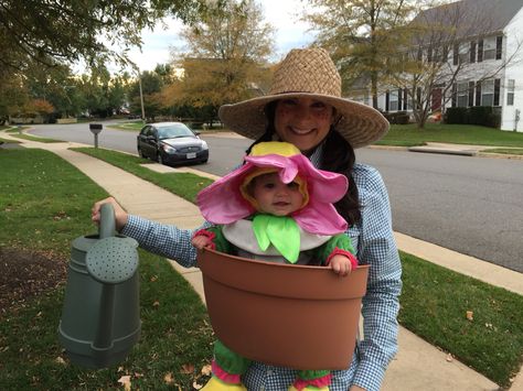 Flower Pot Baby Carrier Halloween Costume Baby Carrier Halloween Costumes, Flower Pot Costume, Flower Costume Diy, Halloween Costumes Girl, Baby Carrier Costume, Costume Fleur, Karneval Diy, Clever Halloween, Costume Disney