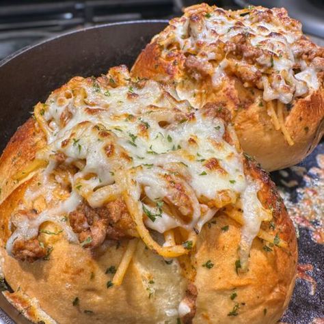 Garlic Butter Spaghetti Bread Bowl Recipe Pasta Bread Bowls, Spaghetti Bowls With Bread, Garlic Butter Spaghetti Bowls, Chicken Alfredo Pasta Bread Bowl, Baked Spaghetti Bread Bowl, Spaghetti Garlic Bread Bowl, Spaghetti Bread, Pork Side Dishes, Leftover Spaghetti