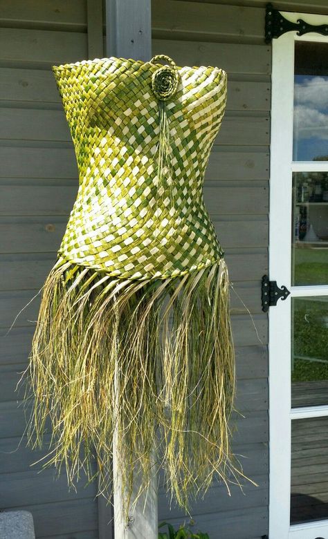 Maori Wedding, Tahitian Costumes, Flax Weaving, New Zealand Wedding, Coconut Leaves, Cultural Crafts, Maori Patterns, Flax Flowers, Maori Designs