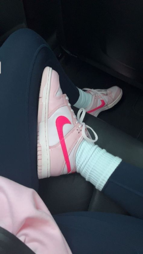 Dunks Shoes Outfit, Pink Nike Dunks Outfit, Pink Dunks, Hip Stretch, Pretty Sneakers, Back To School Shoes, Trendy Shoes Sneakers, Pretty Shoes Sneakers, Jordan Shoes Retro