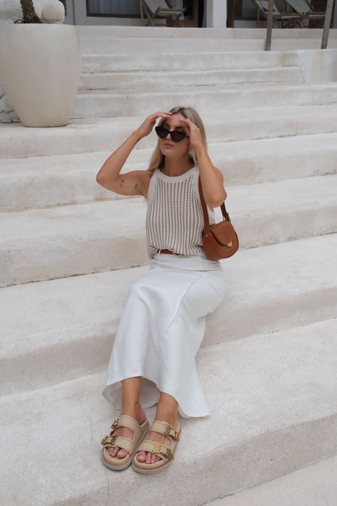 How To Style Sandals, Tan Sandals Outfit, Minimalist Street Style, Outfit Inso, Spring Fashion Casual, Classy Casual, Style Inspiration Summer, Simple Outfits, Passion For Fashion